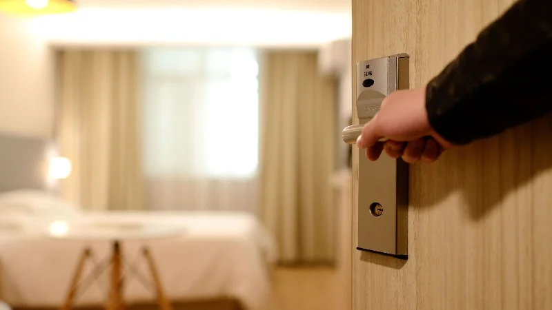 Staycation hotel Mematikan Lampu saat Masuk Kamar Hotel