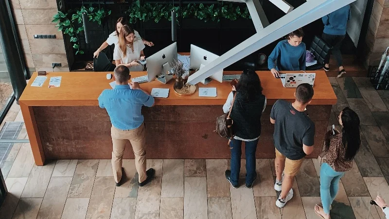 Staycation hotel Tidak Meninggalkan Barang Bawaan di Lobi