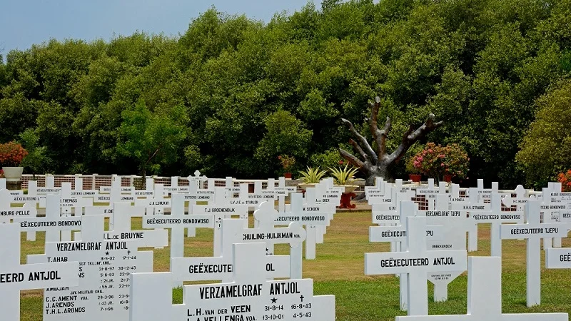 Tempat Wisata di jakarta Ereveld Ancol