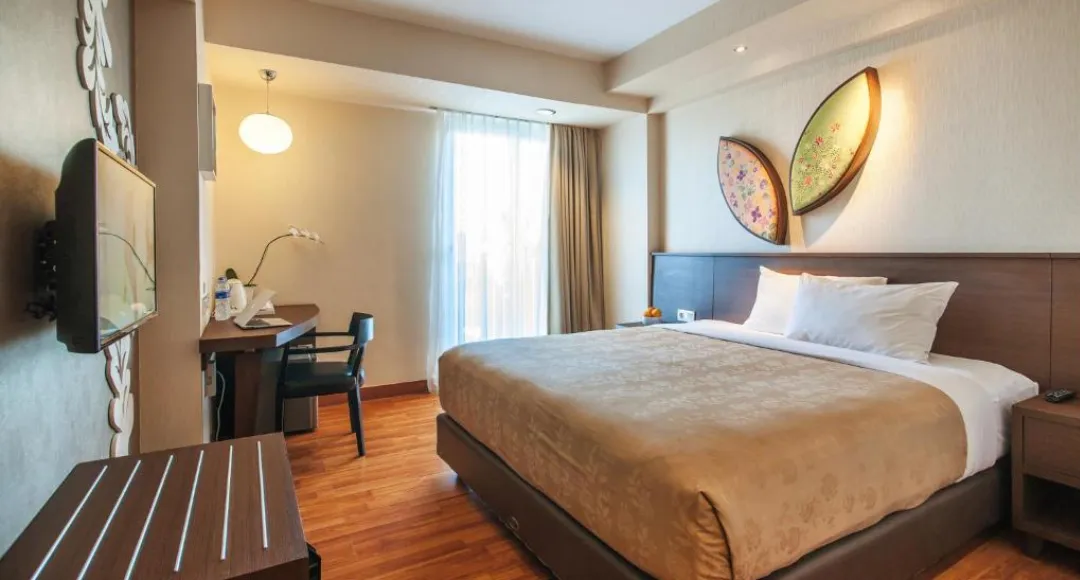 8 Rekomendasi Hotel dengan Kolam Renang Kaca di Indonesia untuk Staycation